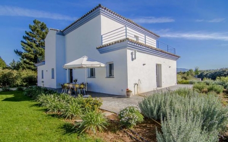 The first floor is empy and unoccupied